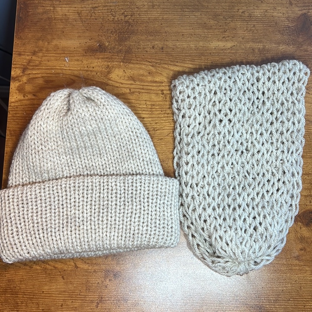 Handmade Knit Womans/Girls Beanie & Cowl set  Cream NEW - Picture 6 of 6